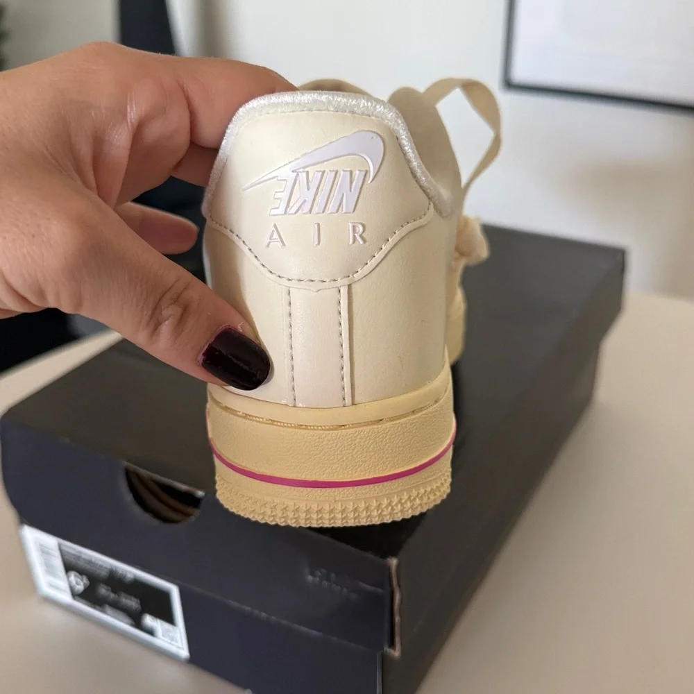 Nike Air Force 1‎ Women's Sneakers - Cream and Pink